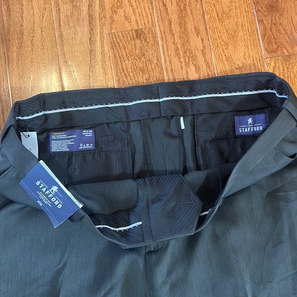 NWT MEN STAFFORD CLASSIC FIT FLAT FRONT DRESS PANTS IN DARK OLIVE IN SIZE 42x29 - Picture 4 of 10